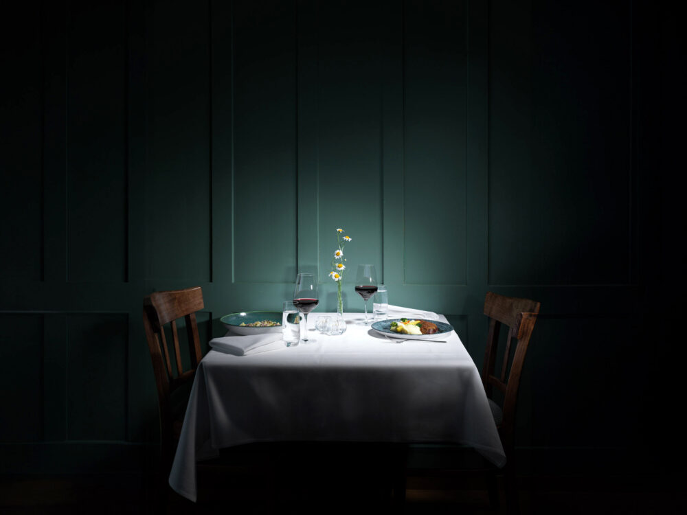 Gedeckter Tisch für zwei im Restaurant